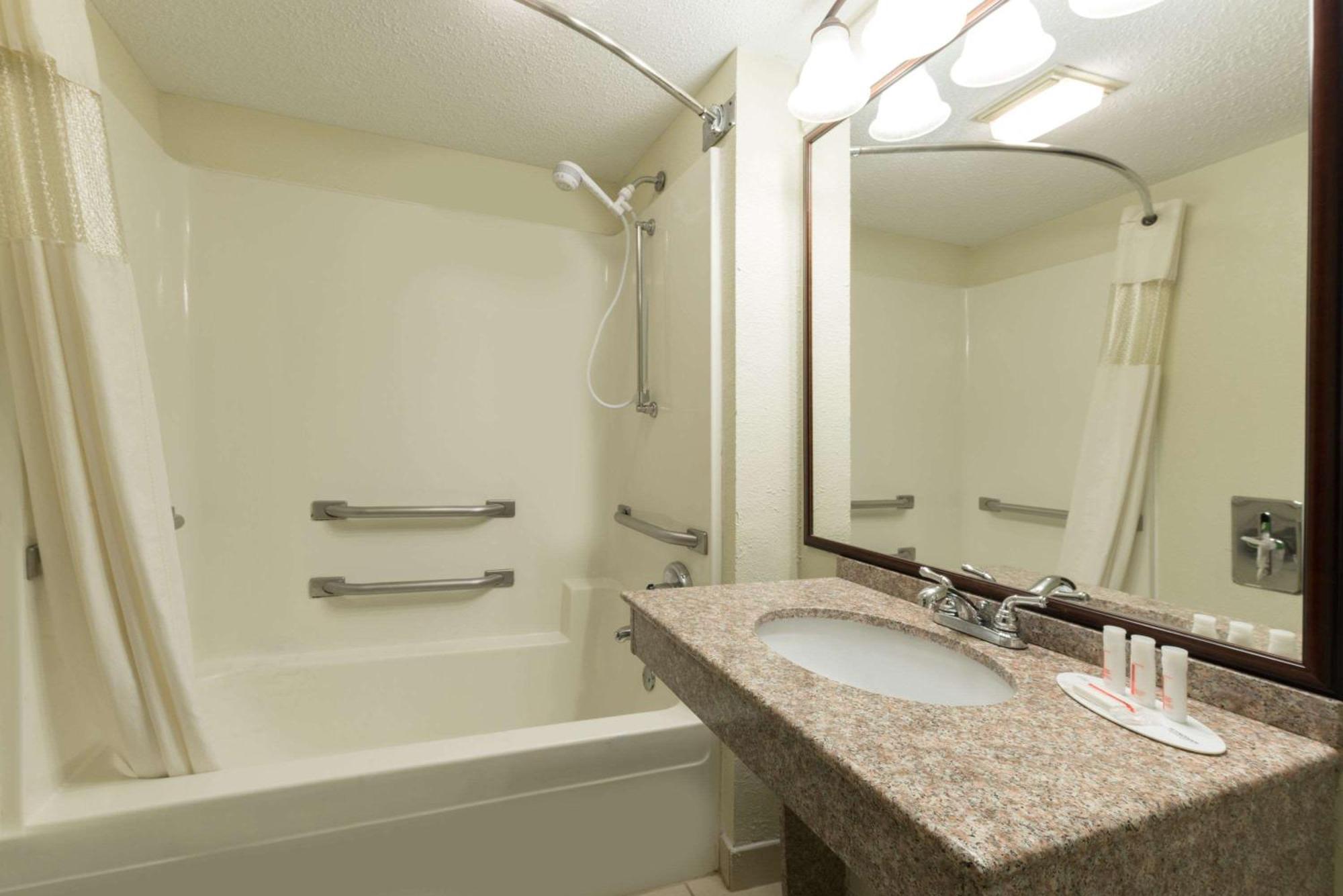 Baymont By Wyndham Louisville South I 65 Brooks Eksteriør billede