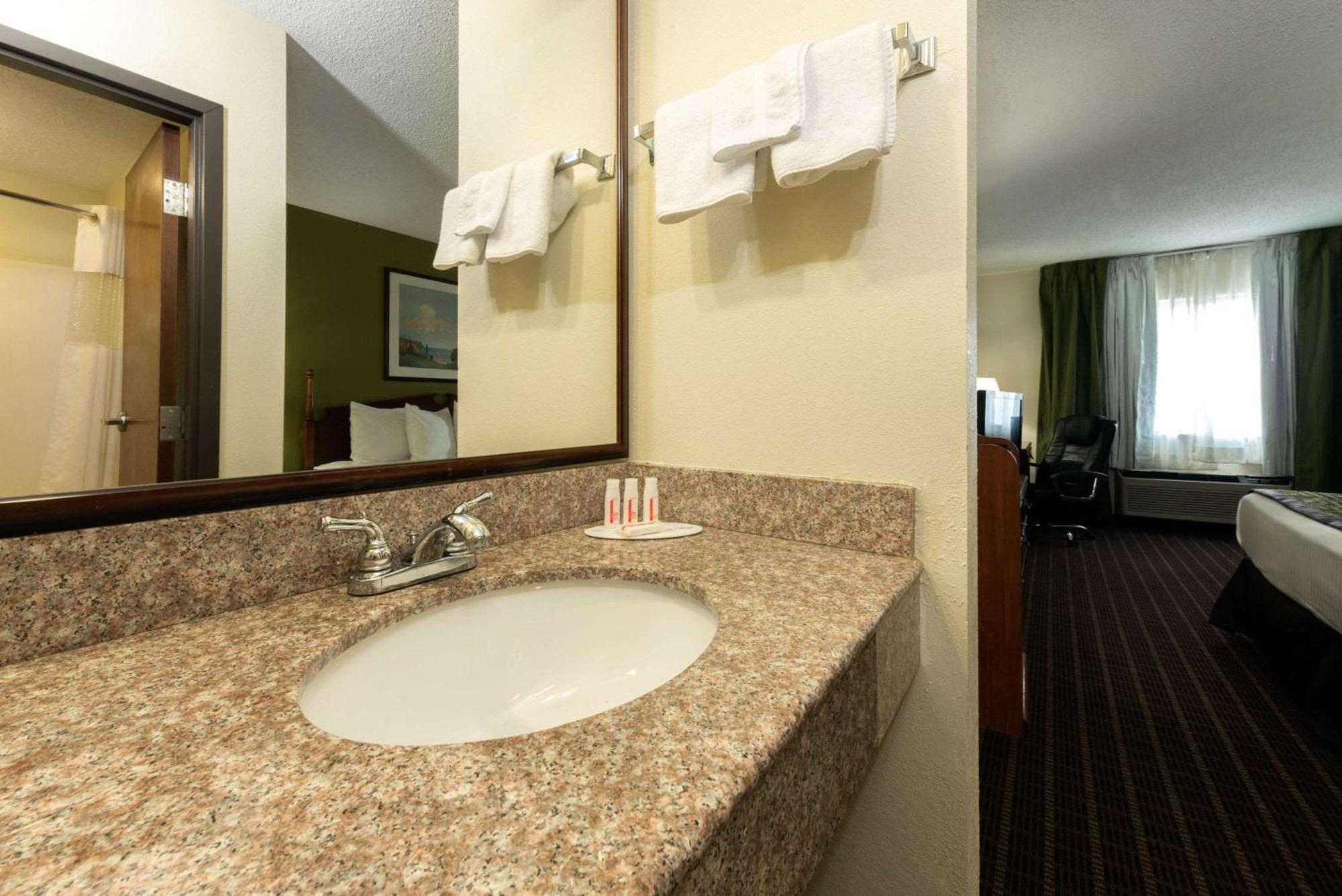 Baymont By Wyndham Louisville South I 65 Brooks Eksteriør billede