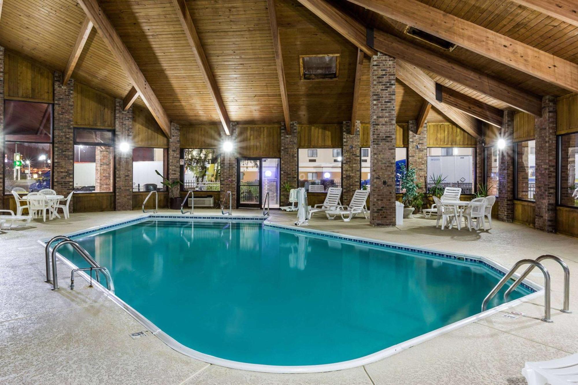 Baymont By Wyndham Louisville South I 65 Brooks Eksteriør billede