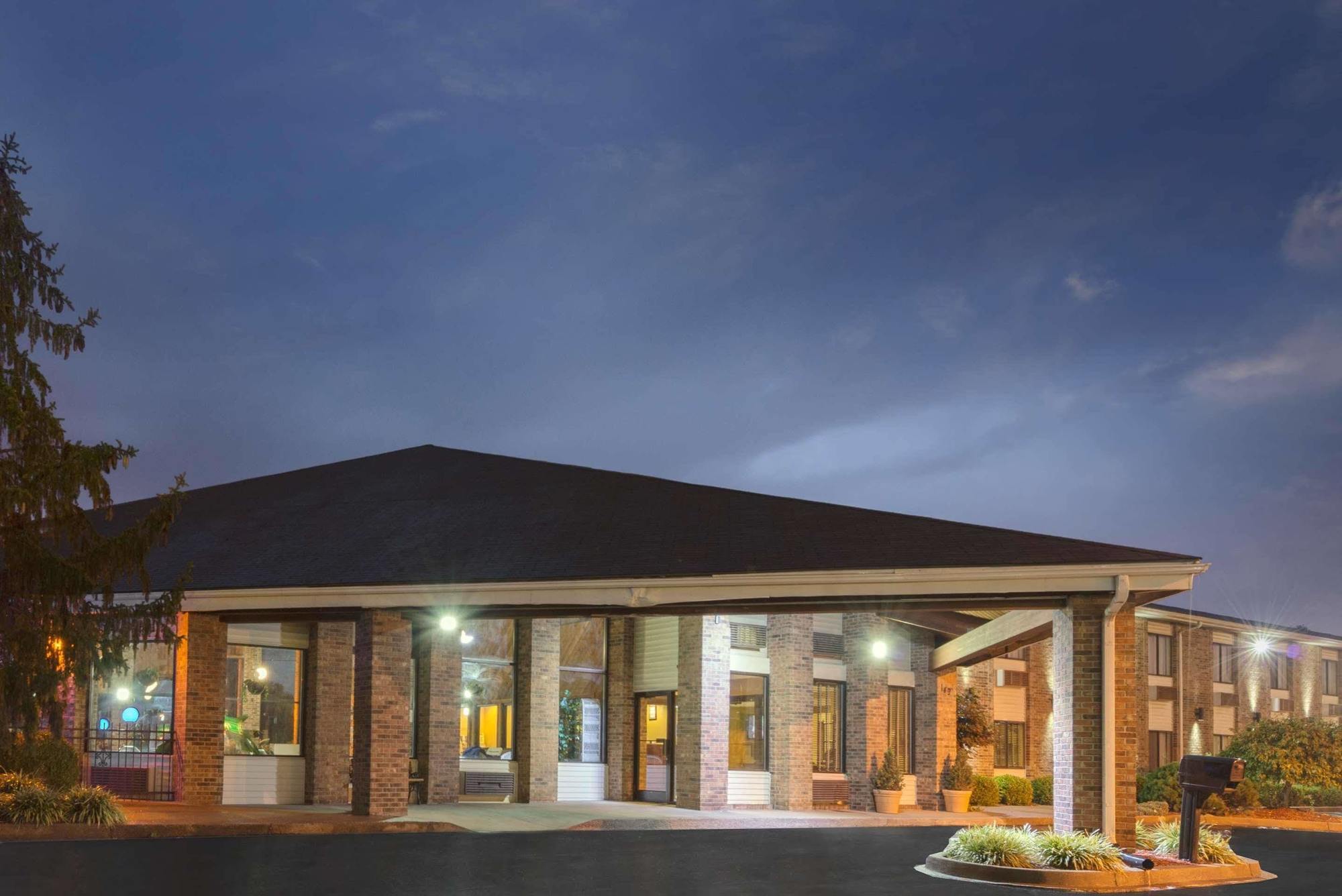 Baymont By Wyndham Louisville South I 65 Brooks Eksteriør billede