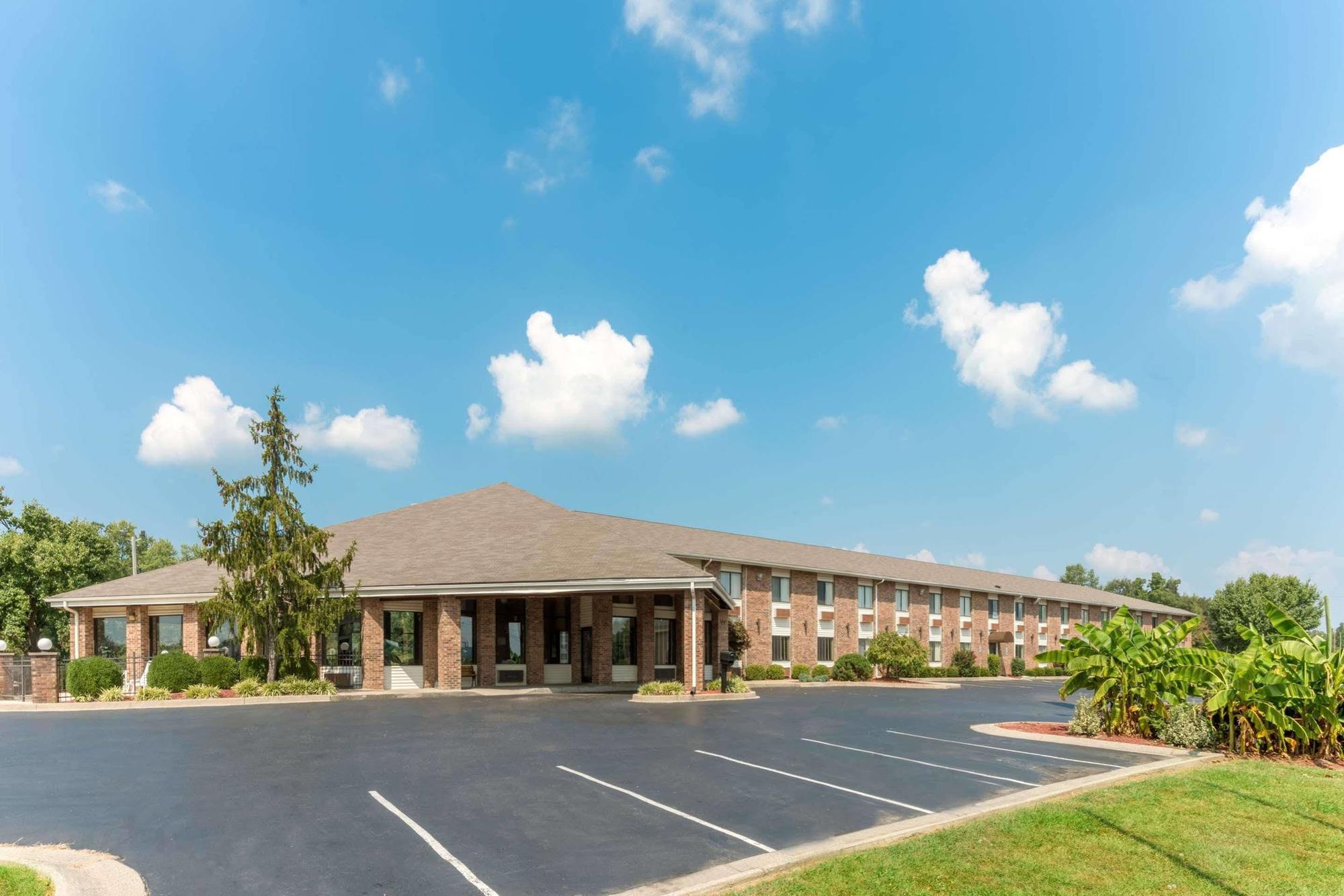 Baymont By Wyndham Louisville South I 65 Brooks Eksteriør billede
